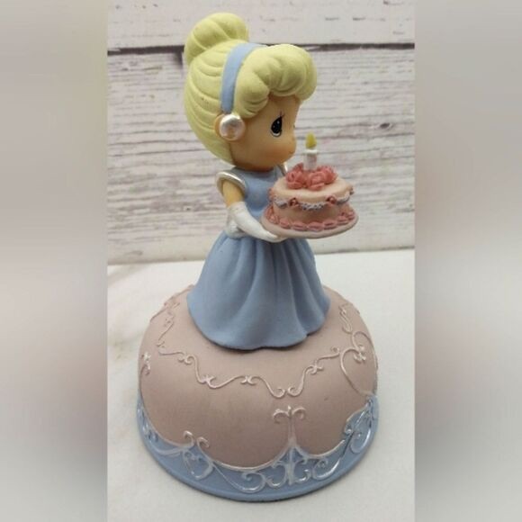 Precious Moments Walt Disney
Musical Birthday Cinderella - Picture 2 of 7